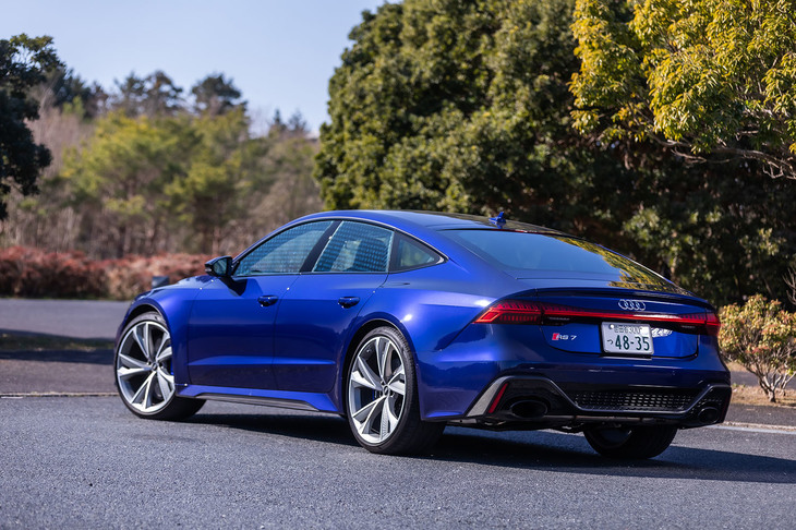 2020年11月28日に導入が発表された2代目「RS 7スポーツバック」。他のRSモデルと同じく、アウディのハイパフォーマンスモデルを手がける子会社、アウディスポーツ（旧クワトロ社）が開発を担当した。車両本体価格は1799万円。