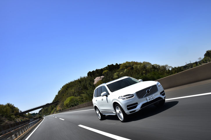 「XC90 T8」がEV走行できる最高速度は125km/h。日本の公道では、すべての道をモーター駆動のみで走れることになる。