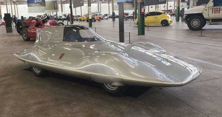 ベルトーネ製作の「フィアット・アバルト750レコード」。C.アバルトは性能と信頼性をアピールするためにスピード記録に挑戦したが、製作に携わったカロッツェリアにとってはエアロダイナミクスの研究のための、絶好のチャンスとなった。ピニンファリーナやベルトーネがカタチ作りを請け負い、超軽量＆最速を目指した。