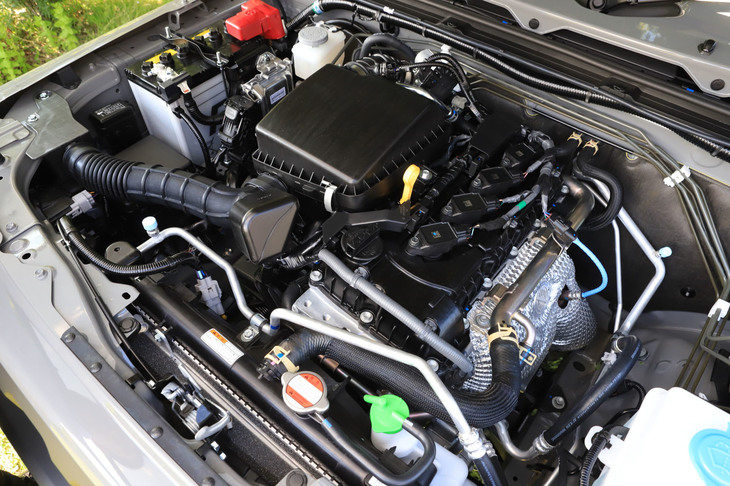 新型「ジムニーシエラ」に搭載されるK15B型1.5リッター直4エンジン。従来の1.3リッターエンジンと比べ、パワーアップと小型化、軽量化を同時に実現している。