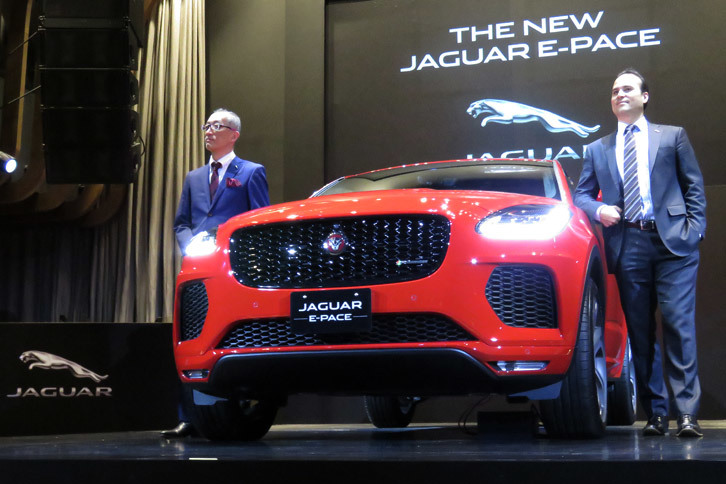 写真撮影に応じる、ジャガー・ランドローバー・ジャパンのマグナス・ハンソン社長（右）と、マーケティング・広報部ディレクターの若林敬一氏（左）。