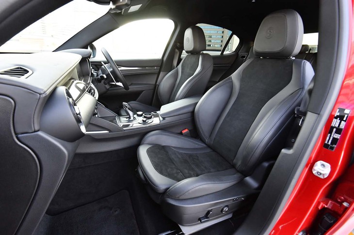 アルカンターラとレザーで仕立てられた、専用デザインのコンビシート。運転席、助手席ともに、8Wayの電動調節機構付き。