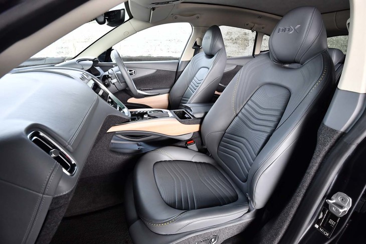 フロントシートは16Wayの電動調節機構（オプション）付き。ヘッドレストに「DBX」ロゴの刺しゅうが施されている。