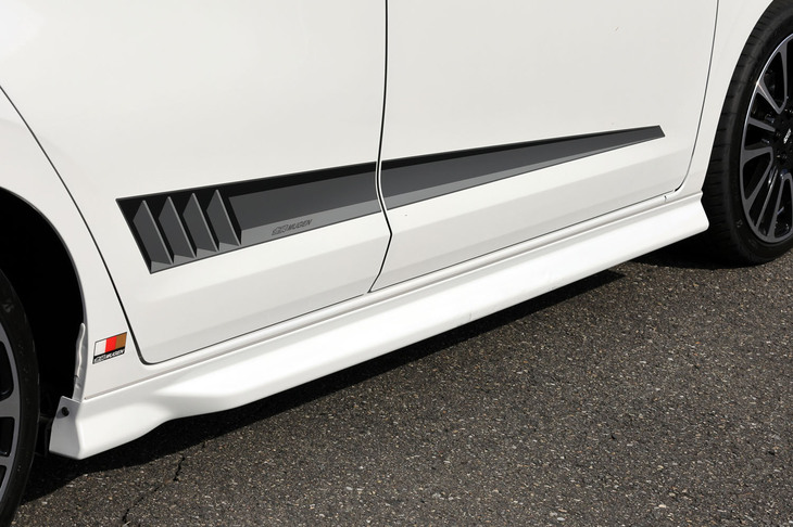 ちなみに「フィットe：HEV RS」用の空力パーツを装着すると、標準車よりフロントバンパーで50mm、サイドシルで40mm、リアバンパーで25mm、耐地上高が下がる。装着後は縁石や輪止めなどに注意しよう。