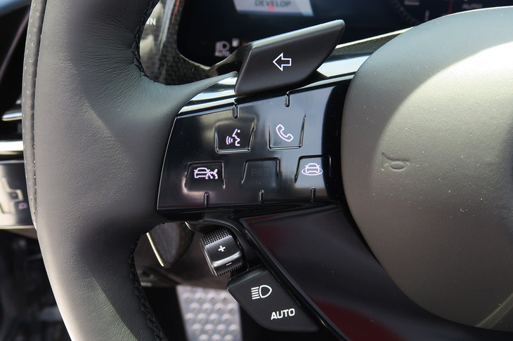 フェラーリ・ローマ スパイダー（ステアリングスイッチ）