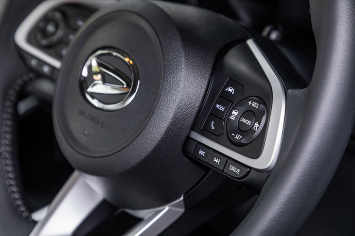 改良型「ロッキー」では、新しいステレオカメラを用いた運転支援システム「スマートアシスト」を全車に標準で装備。今回の改良で、衝突警報機能や衝突回避支援ブレーキ機能が夜間の歩行者にも対応するようになった。全車速対応ACCの操作スイッチはステアリングスポーク右側に集中配置されている。