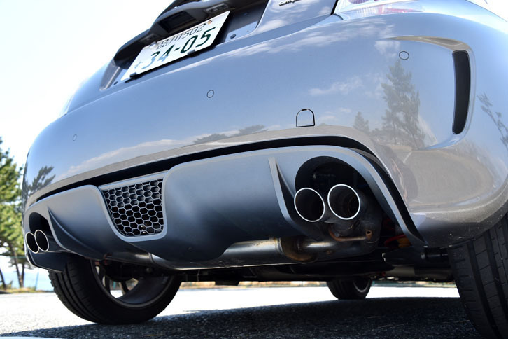 「レコードモンツァ・デュアルモード・エキゾーストシステム」がリアビューをスポーティーに引き締める。