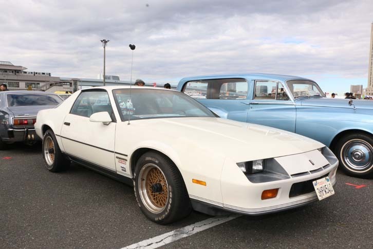 1987年式「シボレー・カマロ」。カマロとしては3代目。歴代モデルで最も直線的なスタイルを取り入れているが、最も硬派さを感じさせるところも魅力だ。