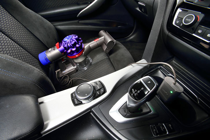 「Dyson V7 Car＋Boat」には「カーチャージャー」が付属する。車両のAC電源から給電することで、バッテリー残量を気にせず掃除ができる。