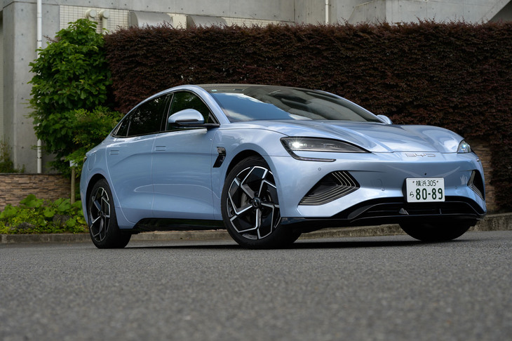 日本では2024年6月25日に発売された「BYDシール」。最初の1000台に限ってRWD車（写真）が495万円、4WD車が572万円で販売される。