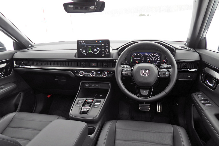 上級グレード「e：HEV RSブラックエディション」のインストゥルメントパネルまわり。従来モデルの反省を踏まえ、機能・装備は現行ホンダ車のなかでも、特に充実したものとなっている。