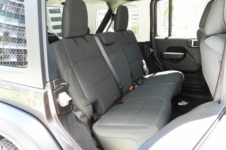 ジープ・ラングラー アンリミテッド スポーツ（リアシート）