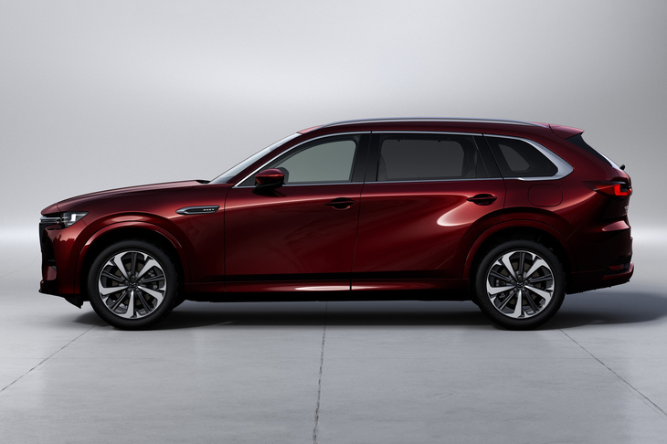 「CX-80」のボディーサイズは全長×全幅×全高＝4990×1890×1710mm（ルーフレールありの場合、なしの場合は全高＝1705mm）。日本で買える3列シートSUVとしては大柄な部類だが、それでも国内の道路事情や使用環境を考慮した寸法となっている。