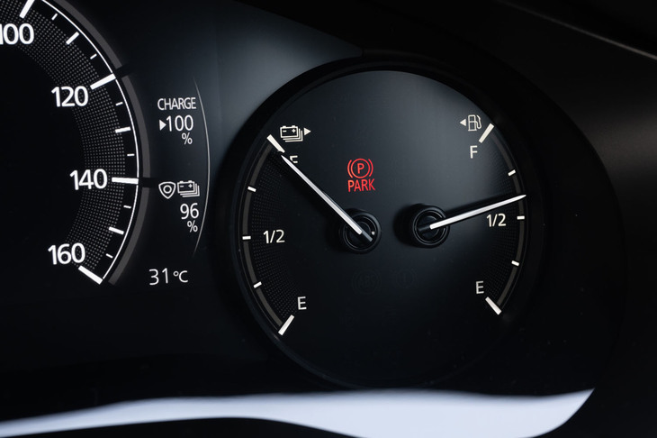 マツダMX-30ロータリーEV（メーターパネル）