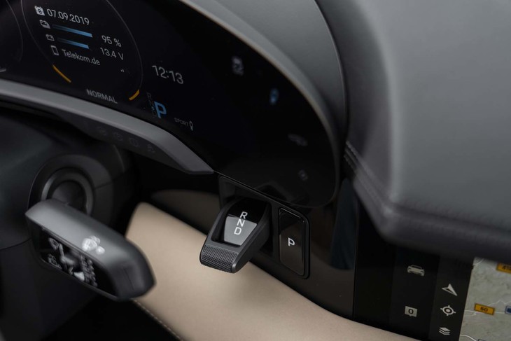 シフトセレクターはステアリングポストの右側にレイアウトされている。