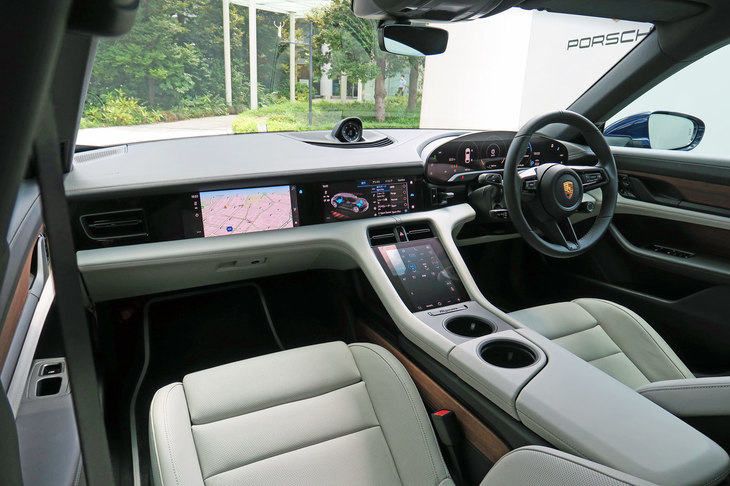 ポルシェ・タイカン4クロスツーリスモ（インストゥルメントパネルまわり）
