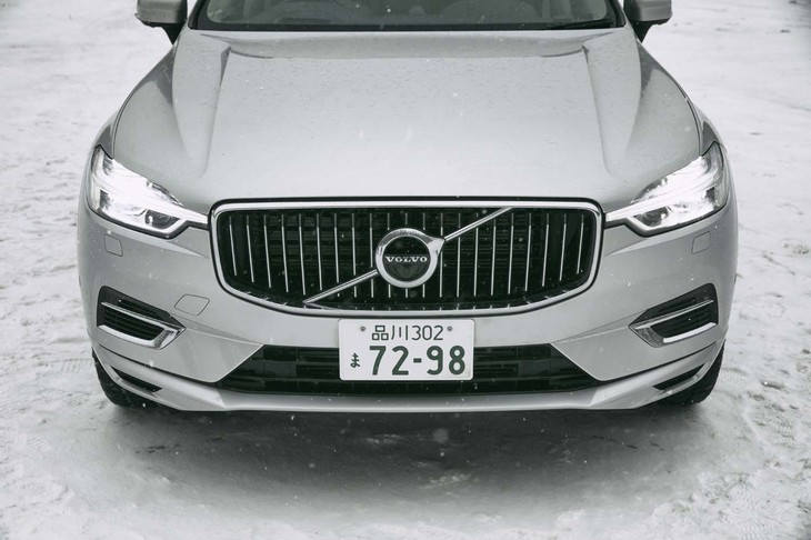 上級モデル「XC90」のフルモデルチェンジから続く新生代のデザインをまとう2代目「XC60」。T字を横にした形のヘッドライトも特徴のひとつとなっている。