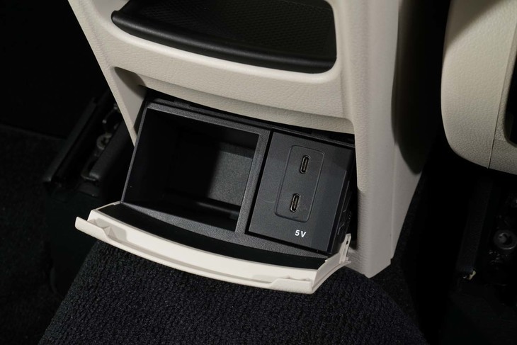 メルセデス・ベンツGLA200d 4MATIC（USBポート）