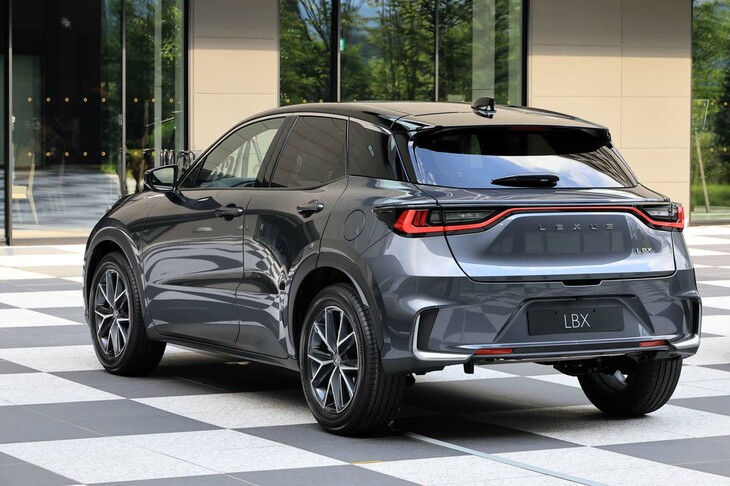 エクステリアは、タイヤの存在感を感じさせるフェンダーの張り出しと、切り詰められたオーバーハング、コンパクトなキャビンなどが特徴。リアから見ると、ワイドなスタンスが重心の低さを強調している。