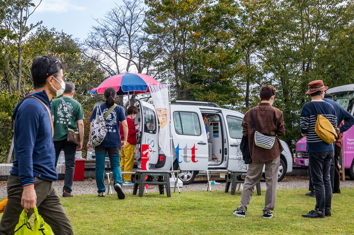 フランスの家庭の味を届けるというコンセプトでホットサンドイッチを販売していた石川・金沢のtarteta（タルトタ）。「カングー」がキッチンカーになっている。