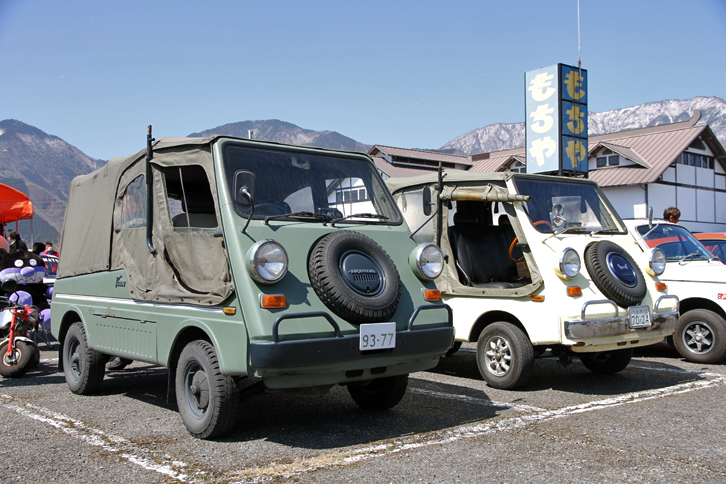 2台の「バモスホンダ」。モスグリーンの個体は、見たところフルオリジナルのようだ。