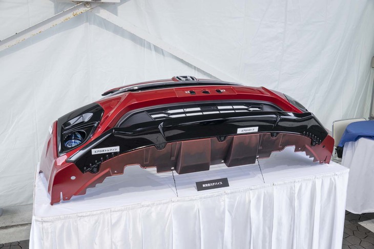 展示された「フリード モデューロX」のバンパー。サイドにある「エアロフィン」がホイールハウスからの気流の乱れを抑制し、きれいな旋回姿勢をつくり出す。