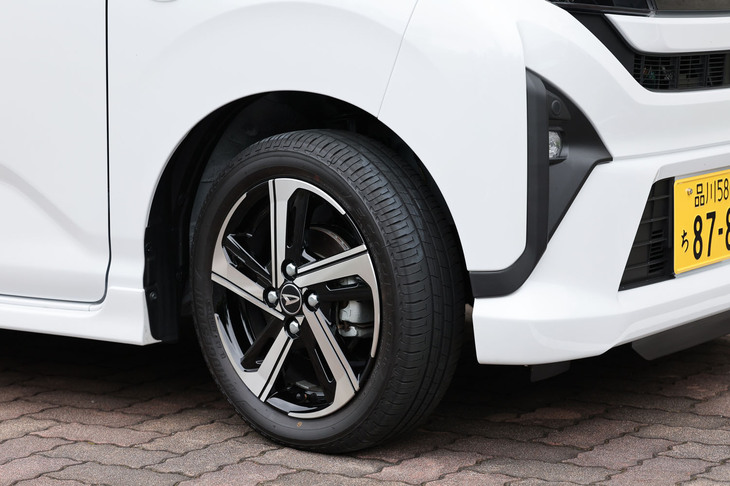 「RS」グレードには切削加工が施された15インチの5本スポークアルミホイールが標準で装備される。今回の試乗車は165/65R15サイズの「ブリヂストン・エコピアEP150」タイヤを組み合わせていた。