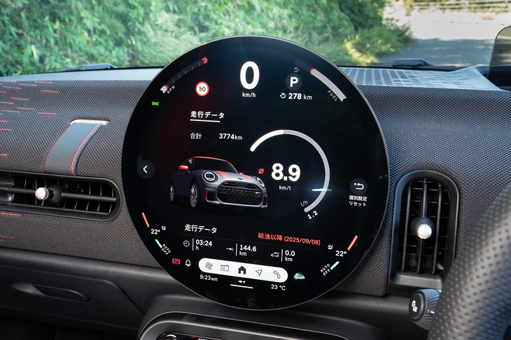 トリップや燃費情報が表示される。標識やライト、エンジン回転数などをタッチしても同様に機能する。