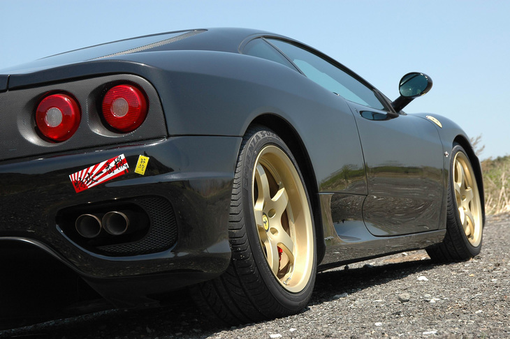 “ウルトラスーパーカー”はサーキット走行でも活躍。リアバンパーには“特攻一番機”のステッカーが貼られていた。