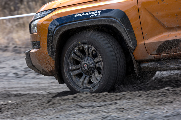 降雨によりやや路面状況が悪化していたアサマレースウェイだが、この程度の状態であれば、「ジオランダーA/T4」が足を取られることはなかった。トライアル競技に参加するのでもないのなら、悪路走破性はこれで十分だろう。