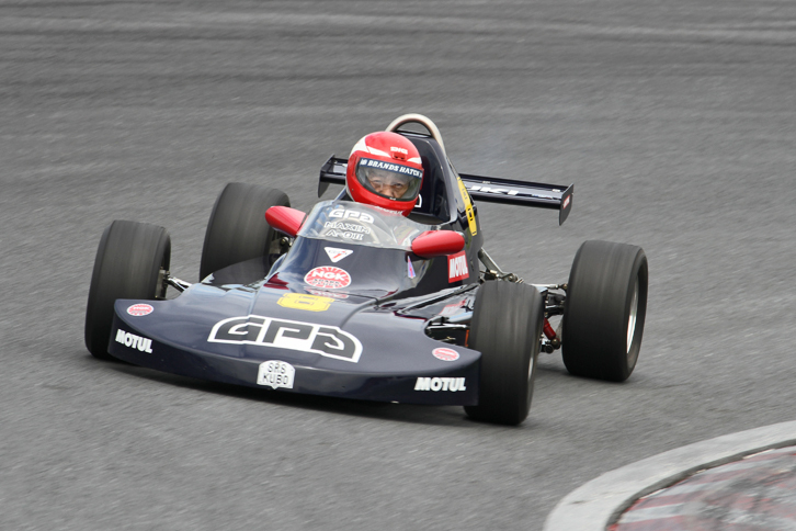 FLレースでポール・トゥ・フィニッシュを飾った金子レーシング製1978年「マキシムA02」。360ccから413ccにスケールアップされた「スズキ・フロンテ」用水冷2ストローク3気筒エンジンを搭載。