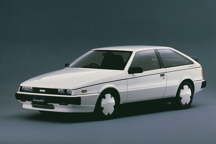 いすゞが1981年に発売した「ピアッツァ」は、かのジョルジェット・ジウジアーロがデザインを手がけた2ドアクーペ。担当サクライ君は若かりしころ、ヤナセの専売モデルとしてラインナップされた「ピアッツァネロ イルムシャー」を2台続けて購入したという。