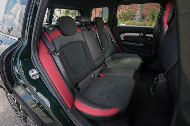 ワゴンボディーの恩恵により、後席にも十分な室内空間がもたらされるが、乗り心地は前席と同じように硬い。