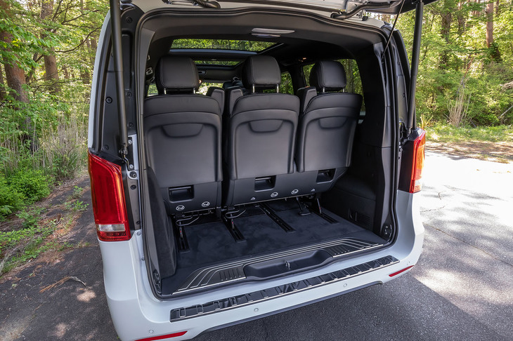 「V220dアバンギャルド ロング」では、2列目／3列目シートを使用する通常時で1030リッターの荷室容量を確保している。