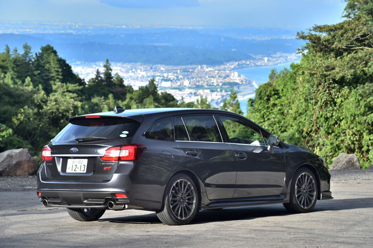 ダークグレーの専用18インチアルミホイールが足元をスポーティーに演出する。