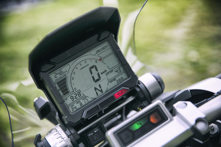 メーターパネルは液晶タイプ。ライディングに必要な情報が集約されている。燃費データも表示可能。