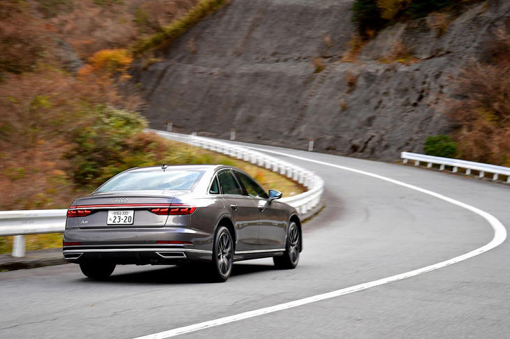 「A8」ではほんの少しだけ逆側にロールしている感覚があった！