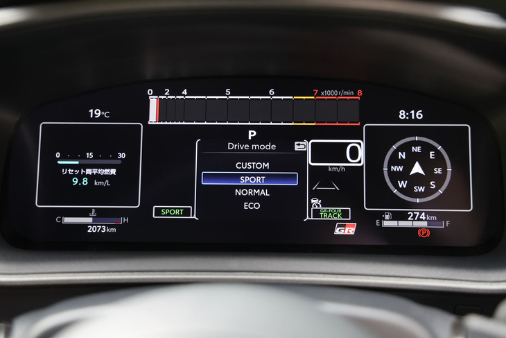 12.3インチサイズのマルチインフォメーションディスプレイは、1眼タコリング表示または横タコバー表示（写真）のデザインを基本に、表示情報をセレクトできるようになっている。