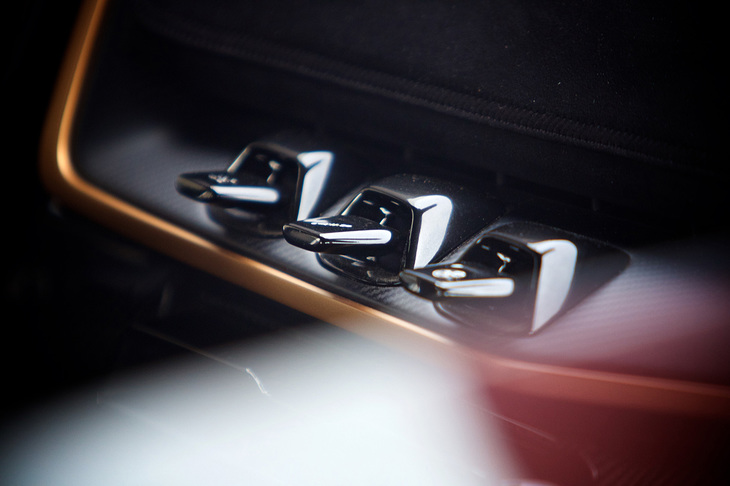 センタークラスターに備わる、パワープラントやダンパーなどのモードセレクター。“ラグナセカを2周”という試乗の短さもあり、今回はこれらを試すことはできなかった。