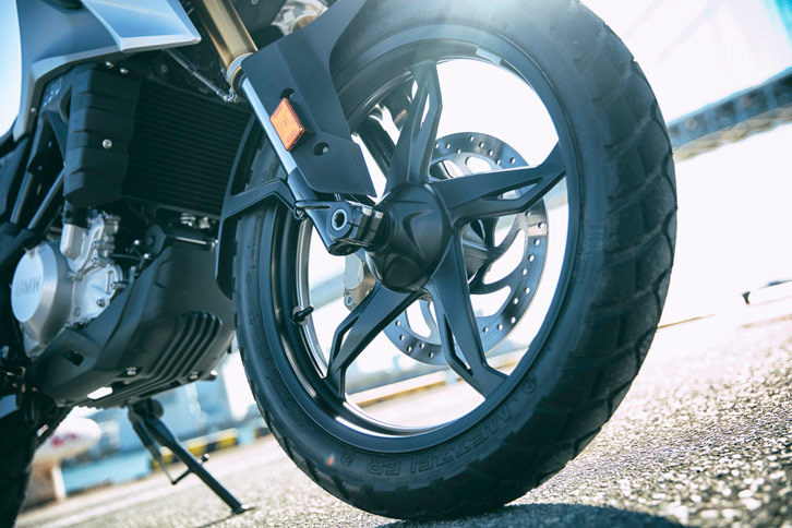 足まわりでは、110/80R19にサイズアップしたフロントタイヤも「G310GS」の特徴（「G310R」は110/70R17）。リアタイヤも80偏平に“肉厚化”されている。