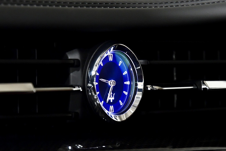 ダッシュボードの中央には、おなじみの楕円（だえん）形のアナログ時計が装着されている。