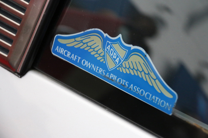 前オーナーのものと思われる飛行機オーナー＆パイロット組合のステッカーが誇らしげに。