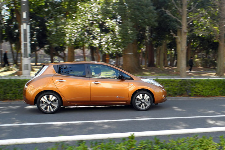 200kmは走れる（だろう）最新型「リーフ」。耐久性を改善した30kWh駆動用バッテリーには「8年、16万km」までの容量保証がついている。