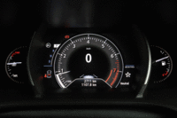 メーターは左側の水温計、右側の燃料計を除きすべてデジタル表示となっており、走行モードによって表示のデザインが変化する。（写真をクリックすると、表示の切り替わる様子が見られます）