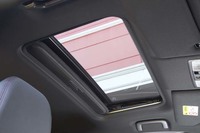 電動ガラスサンルーフは「Sエディション」のみに標準で備わる。