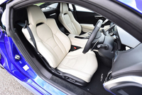 優れたサポート性と乗降性の両立が図られたシート。ヘッドレストは、ヘルメットを着用しての運転も意識したデザインとされている。