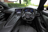 インテリアは、ジェット戦闘機を思わせる、ドライバーを囲うような計器類やコンソールの配置が特徴。右ハンドルの設定も“コルベット史上初”のトピックだ。