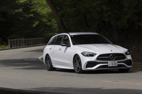 「C200」のパワーユニットはマイルドハイブリッドの1.5リッター4気筒ターボエンジン（最高出力204PS／最大トルク300N・m）。2リッターディーゼルの「C220d」でも「スポーツ」が選べる。