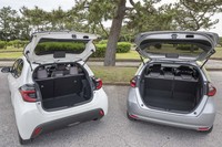 5人乗車時の荷室容量は、写真左の「ヤリス ハイブリッドZ」が257リッター（デッキボード下段使用時）で、写真右の「フィットe：HEVネス」が306リッター（床下サブスペース含む）。
