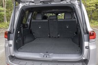 3列目シートを床下に格納したところ。2列目シート使用時でもゴルフバッグを5個搭載できる。